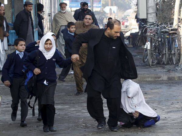 تخلیه کودکان از محل انفجار  در مقابل قونسلگری پاکستان در جلال آباد - اسپوتنیک افغانستان  