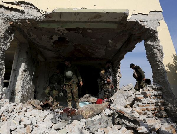سربازان اردوی ملی در ساختمان آسیب دیده مقابل قونسلگری پاکستان در جلال آباد - اسپوتنیک افغانستان  