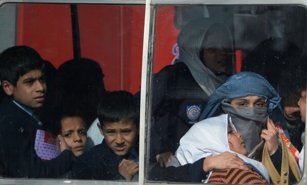 تخلیه کودکان از محله انفجار در مقابل ساختمان قونسلگری پاکستان در شهر جلال آباد - اسپوتنیک افغانستان  