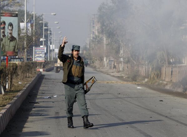 پولیس افغان مقابل قونسلگری پاکستان در شهر جلال آباد - اسپوتنیک افغانستان  