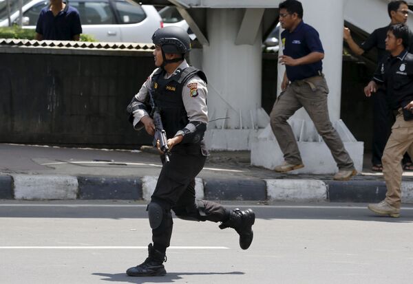 پولیس در محل انفجارات در جاگارتا - اسپوتنیک افغانستان  