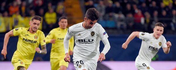 Испанский полузащитник Валенсии Ферран Торрес с мячом во время четвертьфинального матча Лиги Европы по футболу между командами Вильярреал - Валенсия (11 апреля 2019). Вила-Реал Испанский полузащитник Валенсии Ферран Торрес с мячом во время четвертьфинального матча Лиги Европы по футболу между командами Вильярреал - Валенсия (11 апреля 2019). Вила-Реал - اسپوتنیک افغانستان