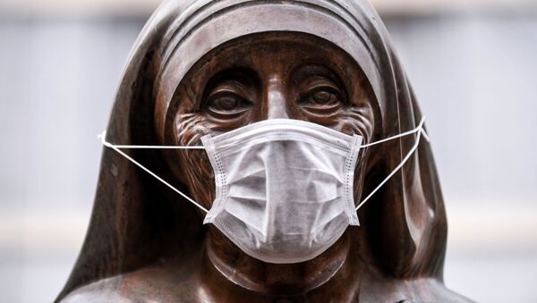 Статуя Святой Терезы в маске в Приштине, Косово - اسپوتنیک افغانستان  