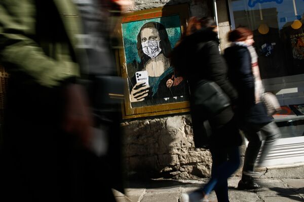 تصویر مونالیزا، اثر پرآوازه لئوناردو داوینچی با ماسک بهداشتی در خیابان های بارسلون
 - اسپوتنیک افغانستان  