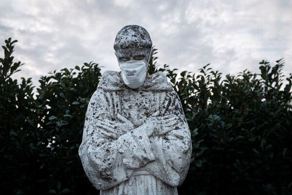 مجسمه فرانسیس مقدس ، حامی ایتالیا در شهر سن فیورانو با ماسک بهداشتی
 - اسپوتنیک افغانستان  