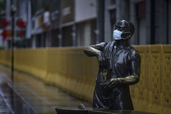 مجسمه ای با ماسک در شهر ووهان چین
 - اسپوتنیک افغانستان  