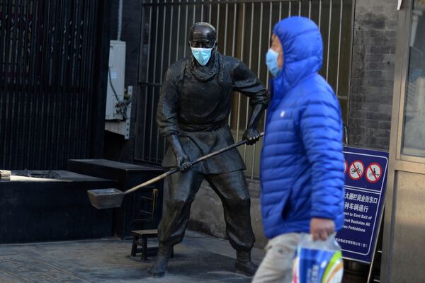 مجسمه دارای ماسک در شهر پکن چین
 - اسپوتنیک افغانستان  