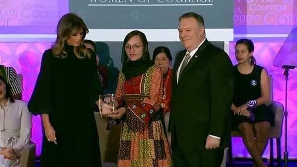شهردار میدان وردک جایزه زن شجاع را از سوی امریکا دریافت کرد - اسپوتنیک افغانستان  