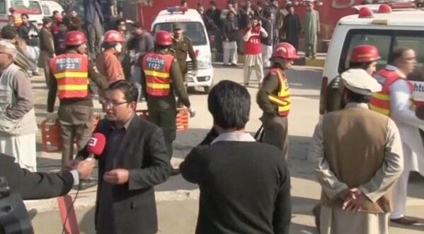 نجات دهندگان پاکستان در محوطه دانشگاه، جائیکه حمله تروریستی صورت گرفت - اسپوتنیک افغانستان  