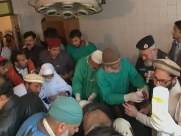 دکتوران معالج کمک های عاجل در جریان کمک به مجروحین دانشگاه چهارسده پاکستان - اسپوتنیک افغانستان  