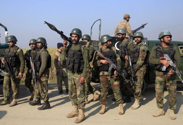 سربازان در محل حمله تروریستها در دانشگاه پاکستان - اسپوتنیک افغانستان  