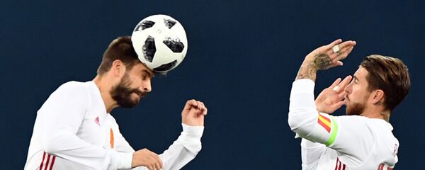 Игроки сборной Испании Жерар Пике и Серхио Рамос в товарищеском матче между сборными командами России и Испании - اسپوتنیک افغانستان  