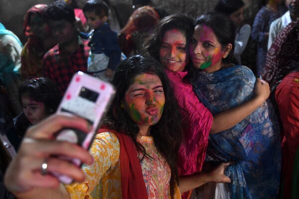 اشتراک کننده در فستیوال هولی در هند  - اسپوتنیک افغانستان  