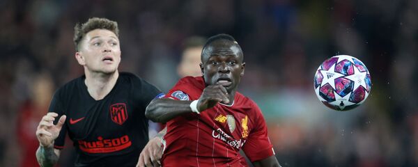 Полузащитник Ливерпуля Садио Мане и защитник «Атлетико Мадрид» Киран Триппьер в матче 1/8 финала в Ливерпуле - اسپوتنیک افغانستان  