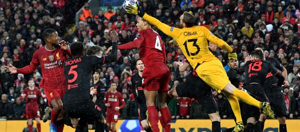 Игроки во время матча между командами Ливерпуль и Атлетико Мадрид на стадионе в Ливерпуле Игроки во время матча между командами Ливерпуль и Атлетико Мадрид на стадионе в Ливерпуле - اسپوتنیک افغانستان