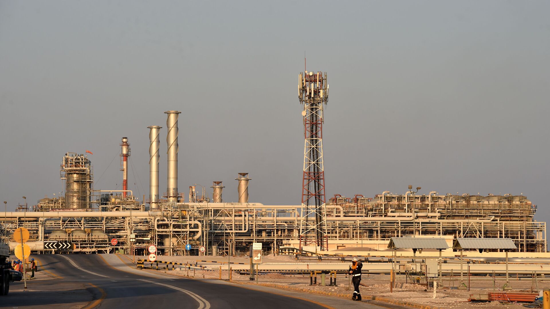 A general view of Saudi Aramco's Abqaiq oil processing plant on September 20, 2019.  - اسپوتنیک افغانستان  , 1920, 28.02.2022