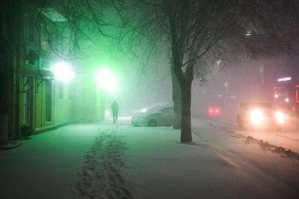 مردی در حال قدم زدن در زیر بارش برف در پادولسک
 - اسپوتنیک افغانستان  