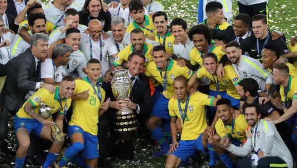 Presidente do Brasil, Jair Bolsonaro, se reúne com Seleção Brasileira segurando a taça da Copa América, Rio de Janeiro, 7 de julho de 2019 - اسپوتنیک افغانستان  