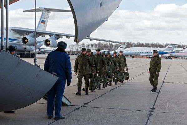 Военнослужащие медицинской службы ВС РФ во время посадки в военно-транспортный самолет ВКС России Ил-76 МД  - اسپوتنیک افغانستان  