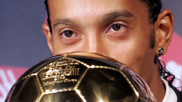 Бразильский футболист Роналдиньо целует свой приз лучшему футболисту года в Европе, 2005 год - اسپوتنیک افغانستان  
