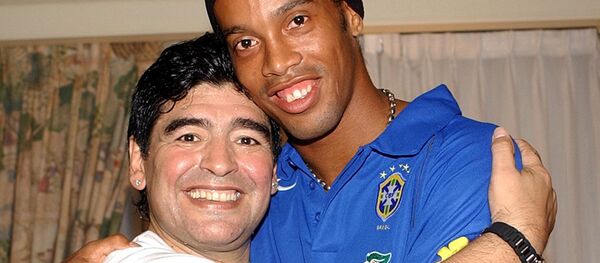 Бывший футболист Аргентины Диего Марадона позирует с бразильцем Роналдиньо в Буэнос-Айресе, 2005 год Бывший футболист Аргентины Диего Марадона позирует с бразильцем Роналдиньо в Буэнос-Айресе, 2005 год - اسپوتنیک افغانستان