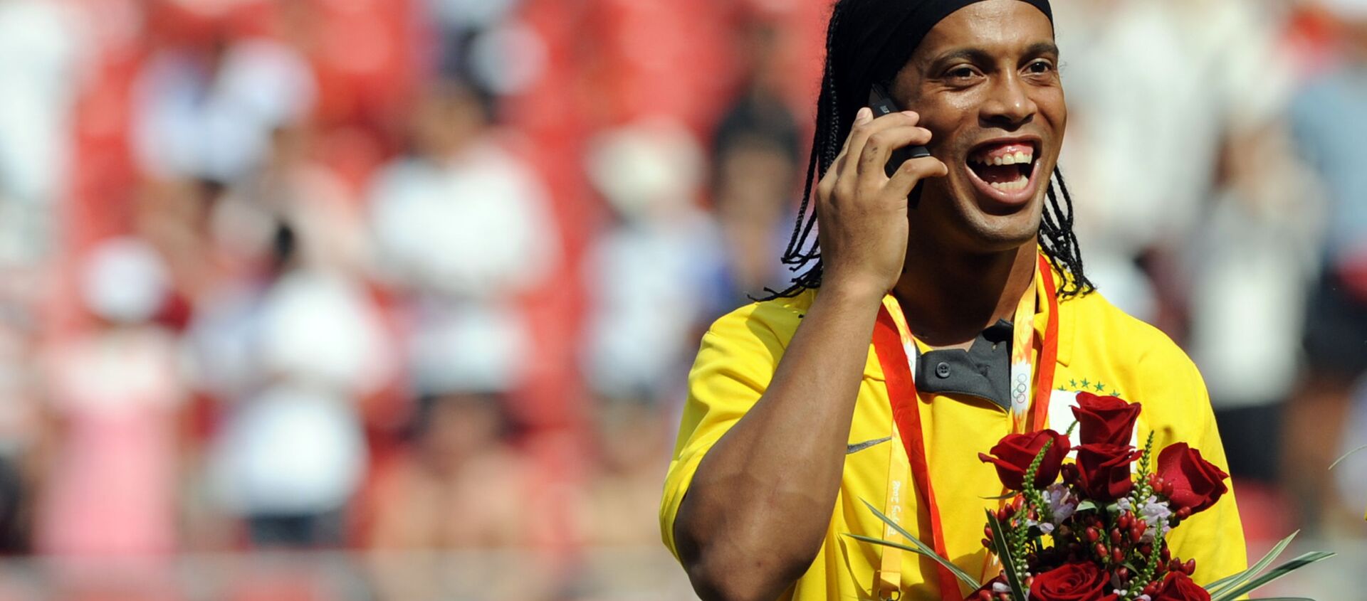 Бразильский нападающий Роналдиньо говорит по телефону во время церемонии награждения мужчин на Олимпийском футбольном турнире на национальном стадионе в Пекине, 2008 год - اسپوتنیک افغانستان  , 1920, 11.07.2021