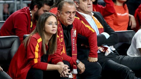 Galatasaray Teknik Direktörü Fatih Terim’in kızı Merve Terim’den, dedesi için kısa bir başsağlığı mesajı yayımlayan Türkiye Futbol Federasyonu’na büyük tepki geldi. - اسپوتنیک افغانستان  