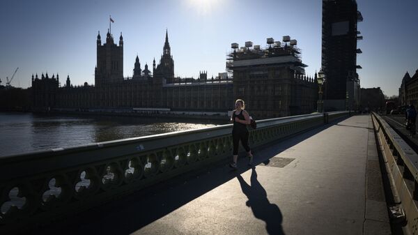 Девушка бегает на Вестминстерском мосту в Лондоне - اسپوتنیک افغانستان  