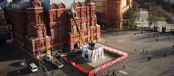 Новый памятник маршалу Жукову установлен на Манежной площади в Москве  Новый памятник маршалу Жукову установлен на Манежной площади в Москве  - اسپوتنیک افغانستان