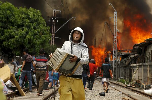 مردی تلویزیونش را از آتش سوزی در اندونزیا نجات میدهد. - اسپوتنیک افغانستان  