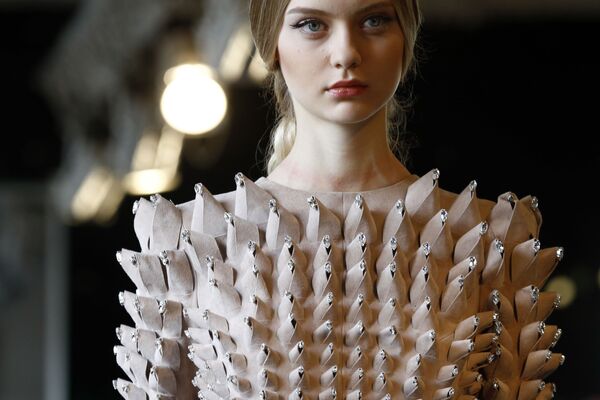 مدل مجموعه لباس های دیزاینر Stephane Rolland  در هفته مد در Haute Couture  در پاریس نمایش میدهد. - اسپوتنیک افغانستان  