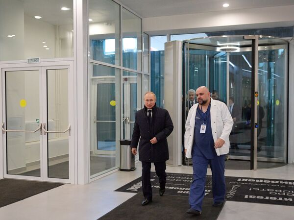 گزارش تصویری بازدید رئیس‌جمهور پوتین از شفاخانه مبتلایان به کرونا در مسکو  - اسپوتنیک افغانستان  