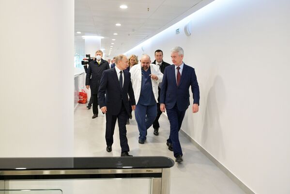 رئیس‌جمهور پوتین از شفاخانه مبتلایان به کرونا در مسکو بازدید کرد - اسپوتنیک افغانستان  