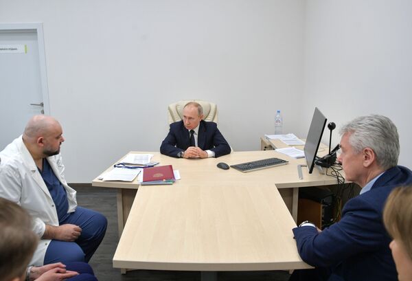 رئیس‌جمهور پوتین از شفاخانه مبتلایان به کرونا در مسکو بازدید کرد - اسپوتنیک افغانستان  