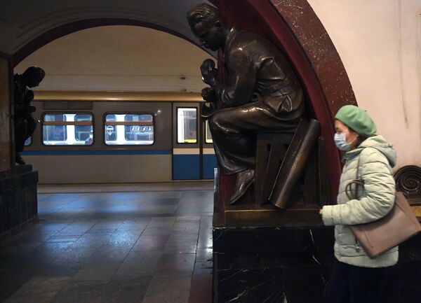 ایستگاه مترو «میدان انقلاب» در مسکو - اسپوتنیک افغانستان  