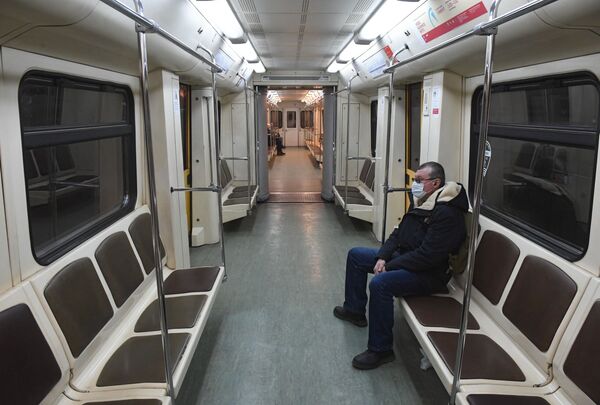 مسافر در مترو مسکو - اسپوتنیک افغانستان  