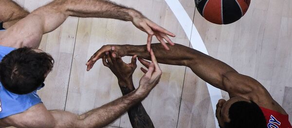 Игроки Джоэл Боломбой и Тимоти Абромайтис в матче регулярного чемпионата Евролиги между ПБК ЦСКА и БК Зенит Игроки Джоэл Боломбой и Тимоти Абромайтис в матче регулярного чемпионата Евролиги между ПБК ЦСКА и БК Зенит - اسپوتنیک افغانستان