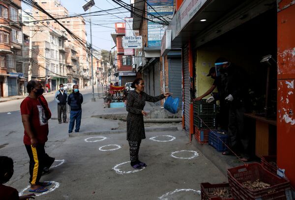رعایت فاصله اجتماعی در کاتماندوی نپال. - اسپوتنیک افغانستان  