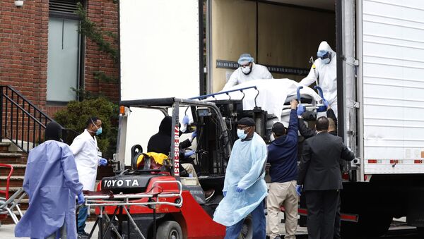Workers load deceased person into truck trailer outside Brooklyn Hospital Center during the coronavirus disease (COVID-19) in New York - اسپوتنیک افغانستان  