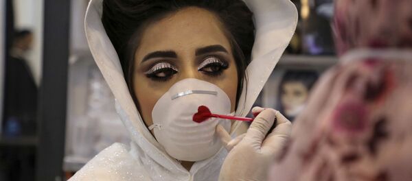 عروس فلسطینی درمراسم ازدواج با ماسک و دستکش سفید.
 
 - اسپوتنیک افغانستان  