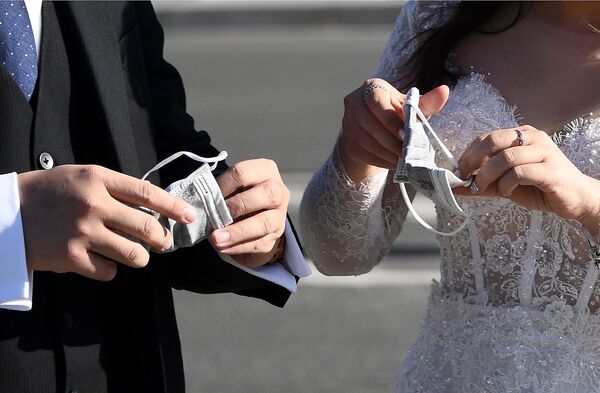 مراسم ازدواج با ماسک و دستکش سفید/ عروس و داماد ویتنامی در پاریس. - اسپوتنیک افغانستان  