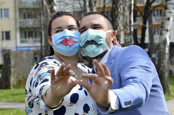 مراسم ازدواج با ماسک و دستکش سفید/ زوج جوان در بوسنی. - اسپوتنیک افغانستان  