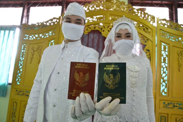 مراسم ازدواج با ماسک و دستکش سفید/ مراسم عروسی در جاکارتا. - اسپوتنیک افغانستان  