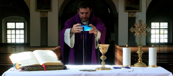 کشیش در حال برگزاری مراسم کلیسا به صورت آنلاین در اسلوونی
کشیش در حال برگزاری مراسم کلیسا به صورت آنلاین در اسلوونی
- اسپوتنیک افغانستان