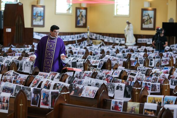 کشیش در حال برگزاری مراسم کلیسا به صورت آنلاین در برزیل - اسپوتنیک افغانستان  