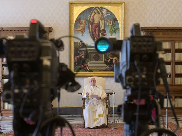 پاپ رم فرانسیس در حال دعا به صورت پخش زنده در واتیکان - اسپوتنیک افغانستان  