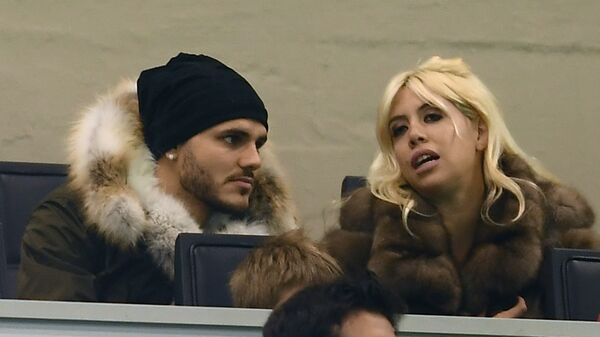 Inter Milan's Argentinian forward Mauro Emanuel Icardi (L) and his wife Wanda Nara look on during the Italian Serie A football match Inter Milan versus Crotone on February 3, 2018 at the 'Giuseppe Meazza' Stadium in Milan.  - اسپوتنیک افغانستان  