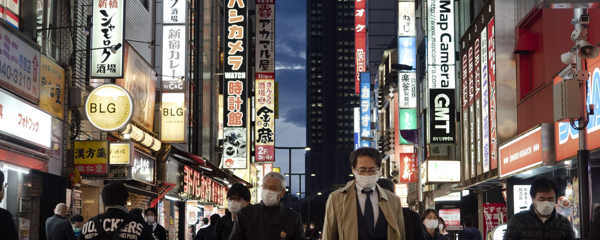 Люди в масках идут по улице в токийском районе Синдзюку, Япония - اسپوتنیک افغانستان  , 1920, 29.11.2021
