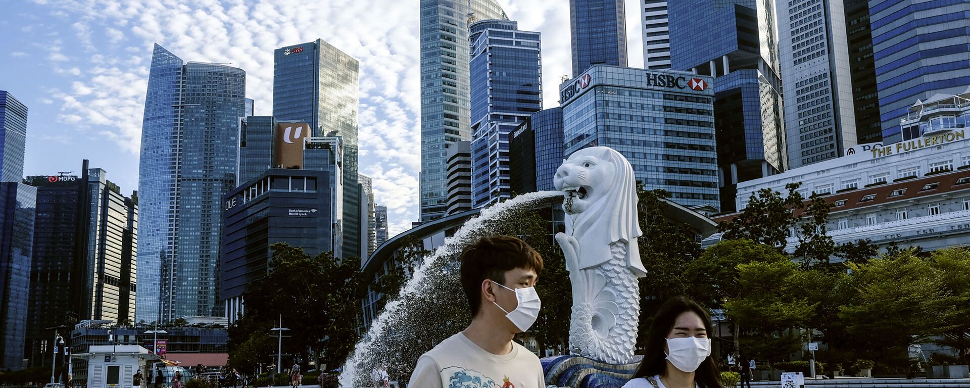 Пара в масках у статуи Мерлиона в Сингапуре - اسپوتنیک افغانستان  , 1920, 04.06.2023