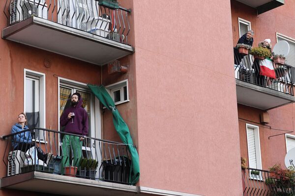 مردم روی بالکن در میلان ایتالیا
 - اسپوتنیک افغانستان  